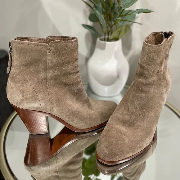 ✨FRYE WOMENS TAN SUEDE BOOTIE•SIZE 7✨ - Picture 3 of 10